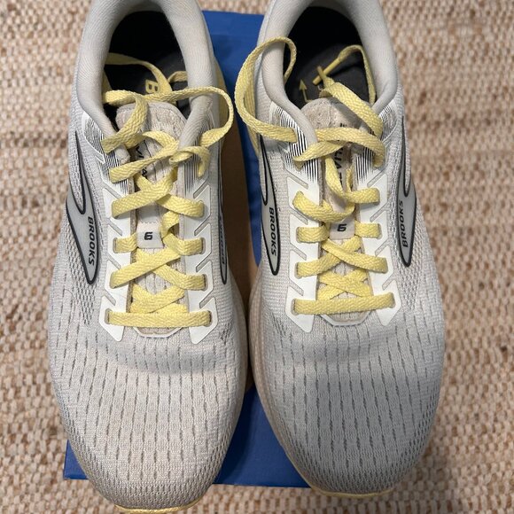 BROOKS LEVITATE RUNNING SHOES, SIZE 7 WOMENS, LIGHTLY USED - Picture 2 of 9